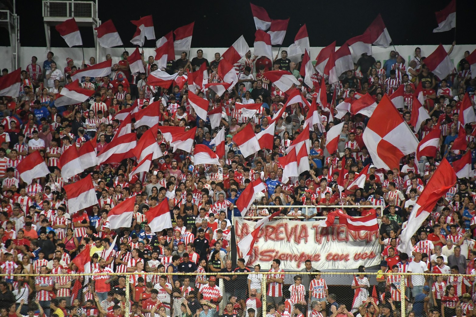 El estadio 15 de abril volvió a colmarse y ser una fiesta. Solo falta el resultado que no aparece. 