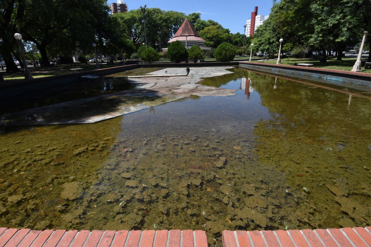 La fuente que contiene la provincia de Santa Fe en su interior se encuentra en total abandono. 