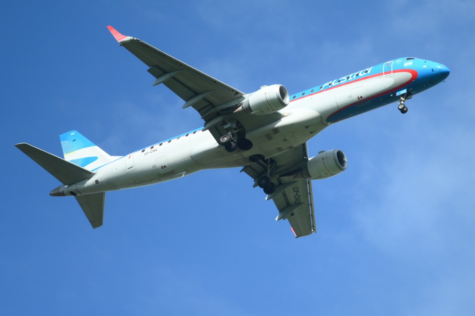 Fútbol y avión. En la cancha de Independiente de Santo Tome los aviones pasan muy cerca del predio y sorprende a los presentes. 