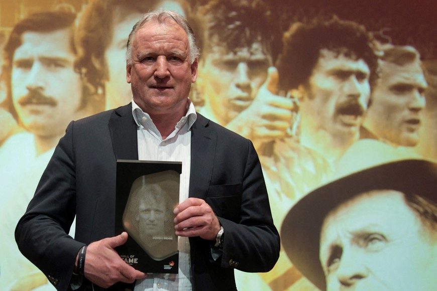 La leyenda del fútbol alemán Andreas Brehme posa después de ser incluido en el Salón de la Fama, una exposición permanente que rinde homenaje a las leyendas del fútbol. Créditos: Reuters