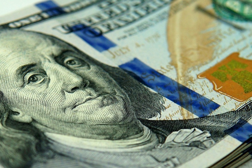 El dólar blue comenzó la semana en alza y la brecha se ubica en el 32,66%.