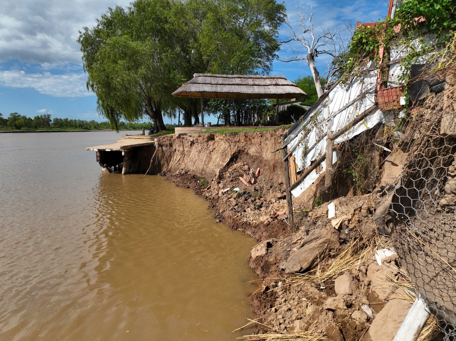 Las tareas se habían detenido por la crecida del río. Ahora con el nivel en condiciones aptas iniciará  la etapa constructiva del terraplén.