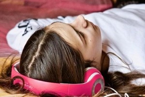 Estudios sugieren que disfrutamos de la música triste debido a razones emocionales y biológicas.