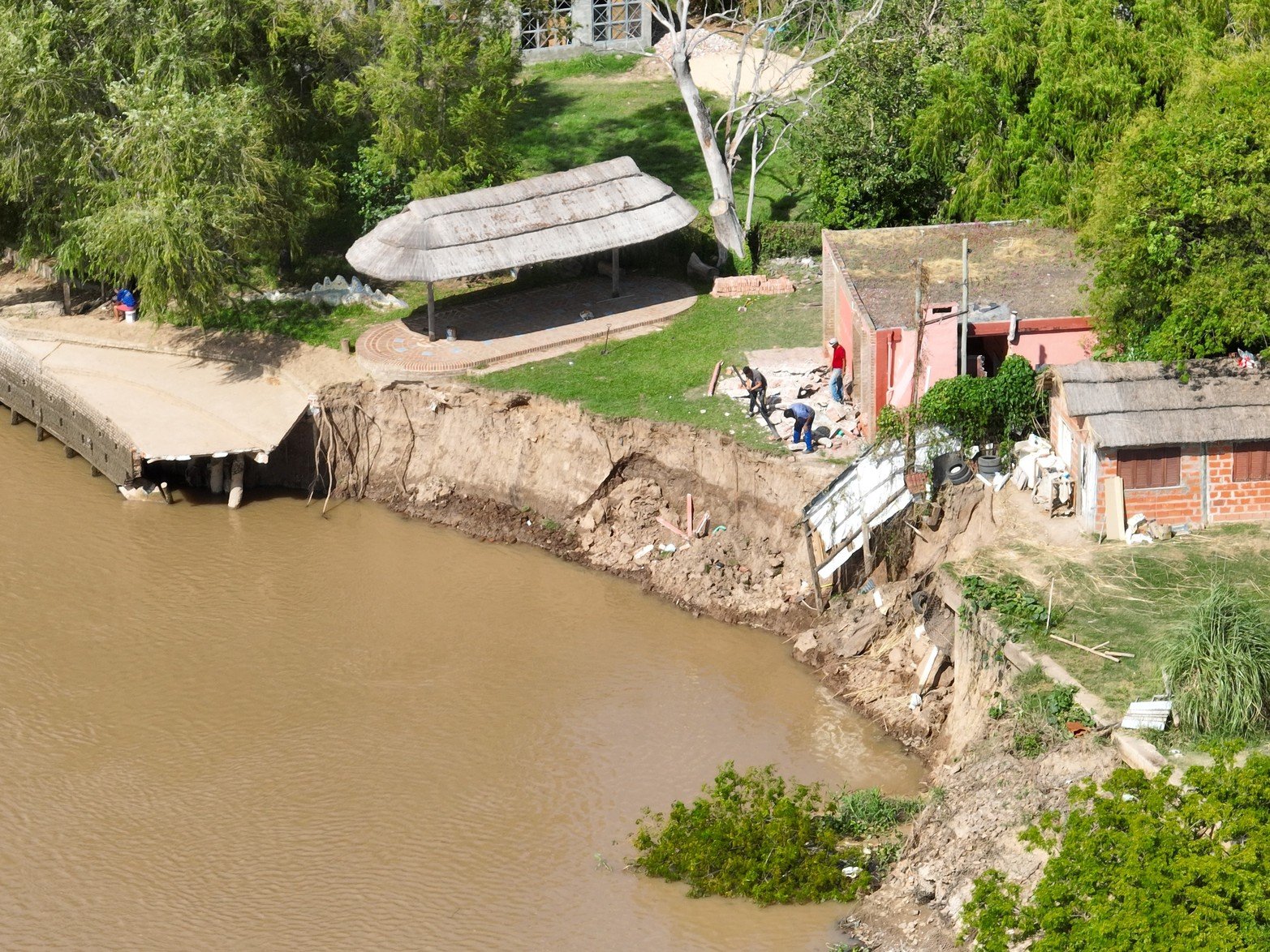 En Colastiné Norte, tras los desmoronamientos, la Provincia reactiva las obras en la Defensa Garello.  Las tareas se habían detenido por la crecida del río. Ahora con el nivel en condiciones aptas iniciará  la etapa constructiva del terraplén.