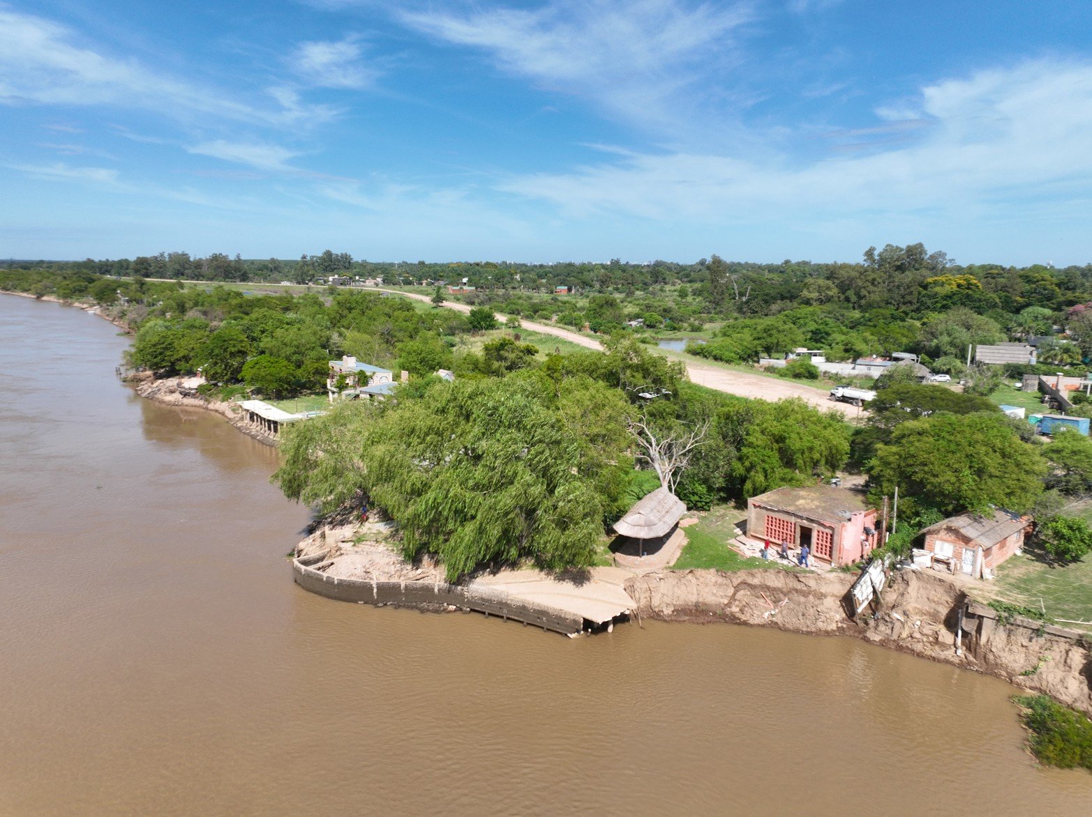 Desde el pasado fin de semana se empezaron a registrar importantes desmoronamientos sobre la barranca de Colastiné Norte, en la Defensa Garello. A causa de estos movimientos naturales, que se dieron por el repentino descenso del río Colastiné, al menos tres casas sufrieron daños estructurales.