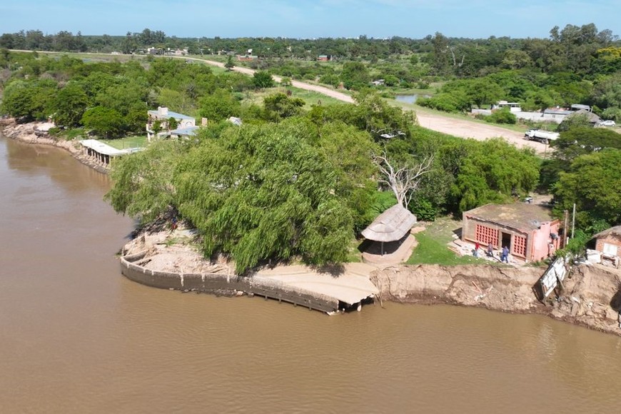 “La margen está bastante cargada de agua, tiene mucho peso. En este caso particular una de las viviendas tenía una pileta en la cima de la barranca, todo ayudaba a favorecer estos desmoronamientos”, explicó Marcela Reynares, directora de Obras Hídricas de la Provincia. Foto: Fernando Nicola