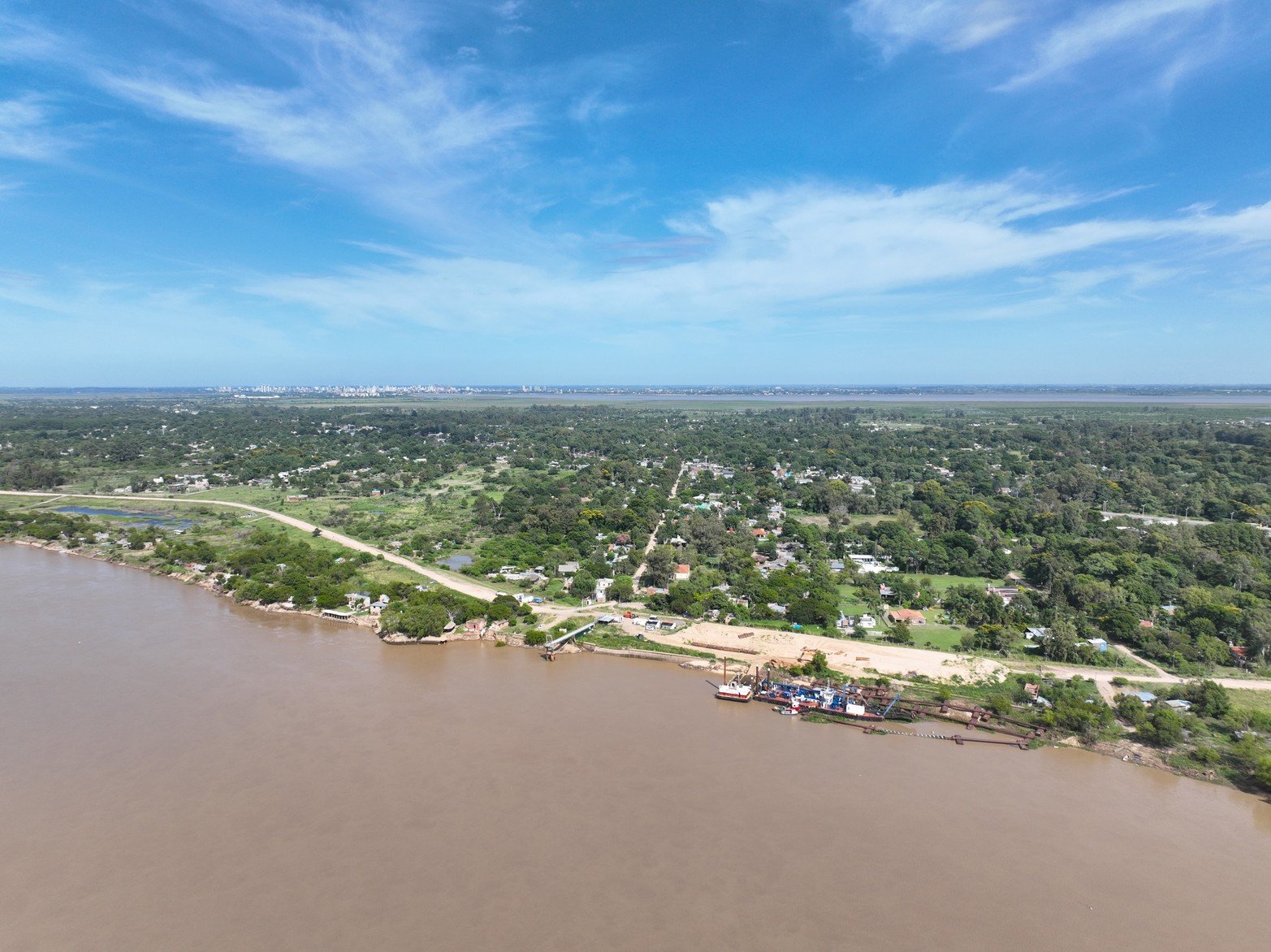 En Colastiné Norte, tras los desmoronamientos, la Provincia reactiva las obras en la Defensa Garello.  Las tareas se habían detenido por la crecida del río. Ahora con el nivel en condiciones aptas iniciará  la etapa constructiva del terraplén.