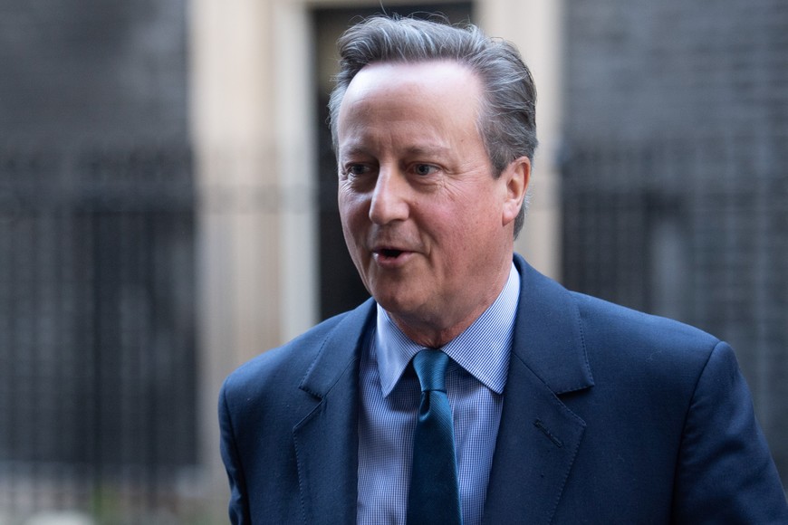 (231113) -- LONDRES, 13 noviembre, 2023 (Xinhua) -- David Cameron es visto afuera del número 10 de Downing Street, en Londres, Reino Unido, el 13 de noviembre de 2023. El exprimer ministro británico David Cameron fue nombrado el lunes nuevo secretario de Relaciones Exteriores de Reino Unido en medio de la reorganización del Gabinete del actual primer ministro, Rishi Sunak. (Xinhua) (oa) (ah) (vf)