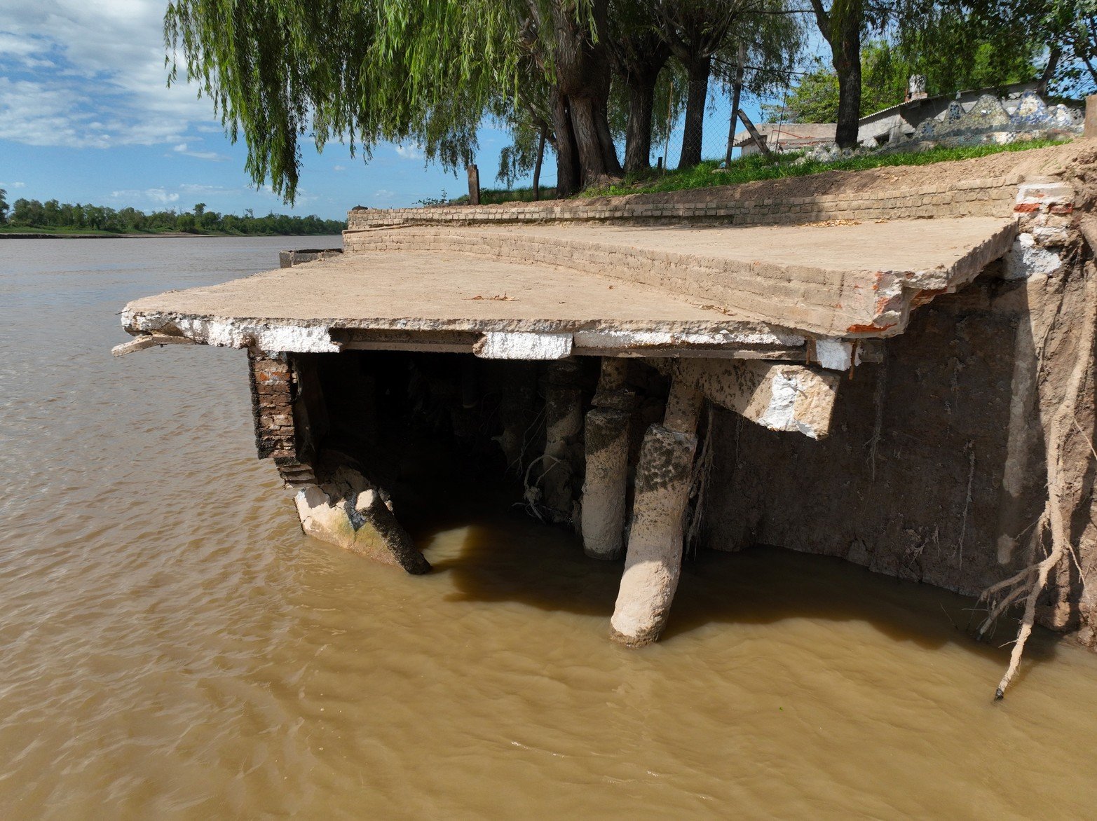 En Colastiné Norte, tras los desmoronamientos, la Provincia reactiva las obras en la Defensa Garello.  Las tareas se habían detenido por la crecida del río. Ahora con el nivel en condiciones aptas iniciará  la etapa constructiva del terraplén.