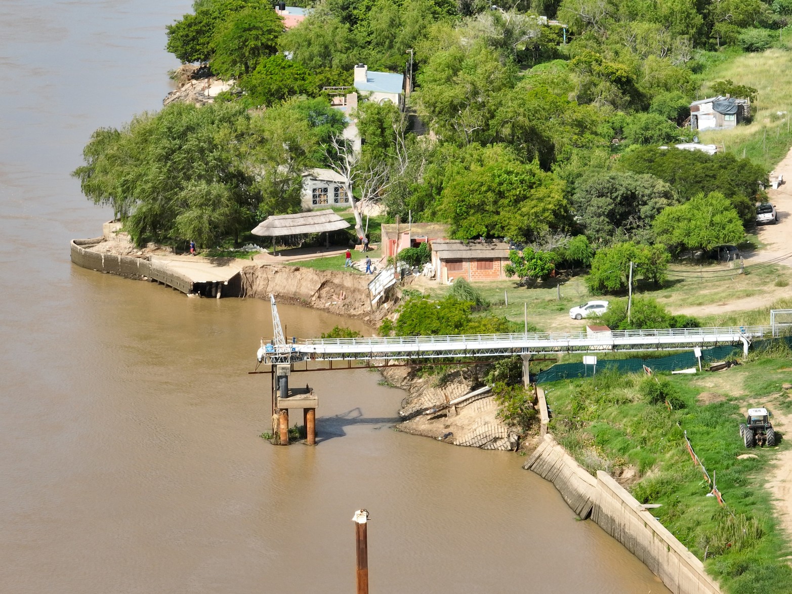 En Colastiné Norte, tras los desmoronamientos, la Provincia reactiva las obras en la Defensa Garello.  Las tareas se habían detenido por la crecida del río. Ahora con el nivel en condiciones aptas iniciará  la etapa constructiva del terraplén.