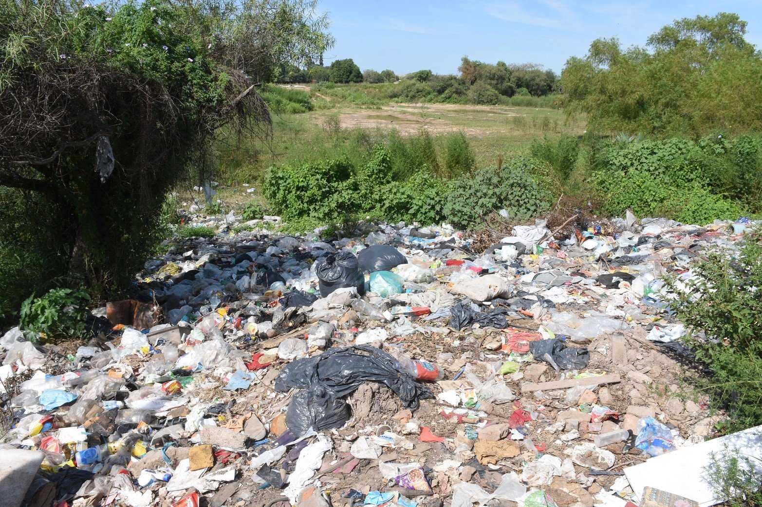 Esta postal de basura por doquier es repetida en varios puntos de Los Troncos, donde El Litoral pudo saber de la existencia de otros baldíos y cavas que la gente utiliza para dejar sus desperdicios. 