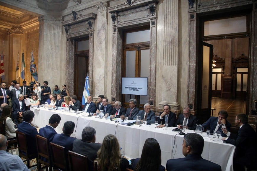 Reunión de la Comisión Bicameral Permanente de Trámite Legislativo en el salon de la las Provincias del Congreso. Crédito: NA