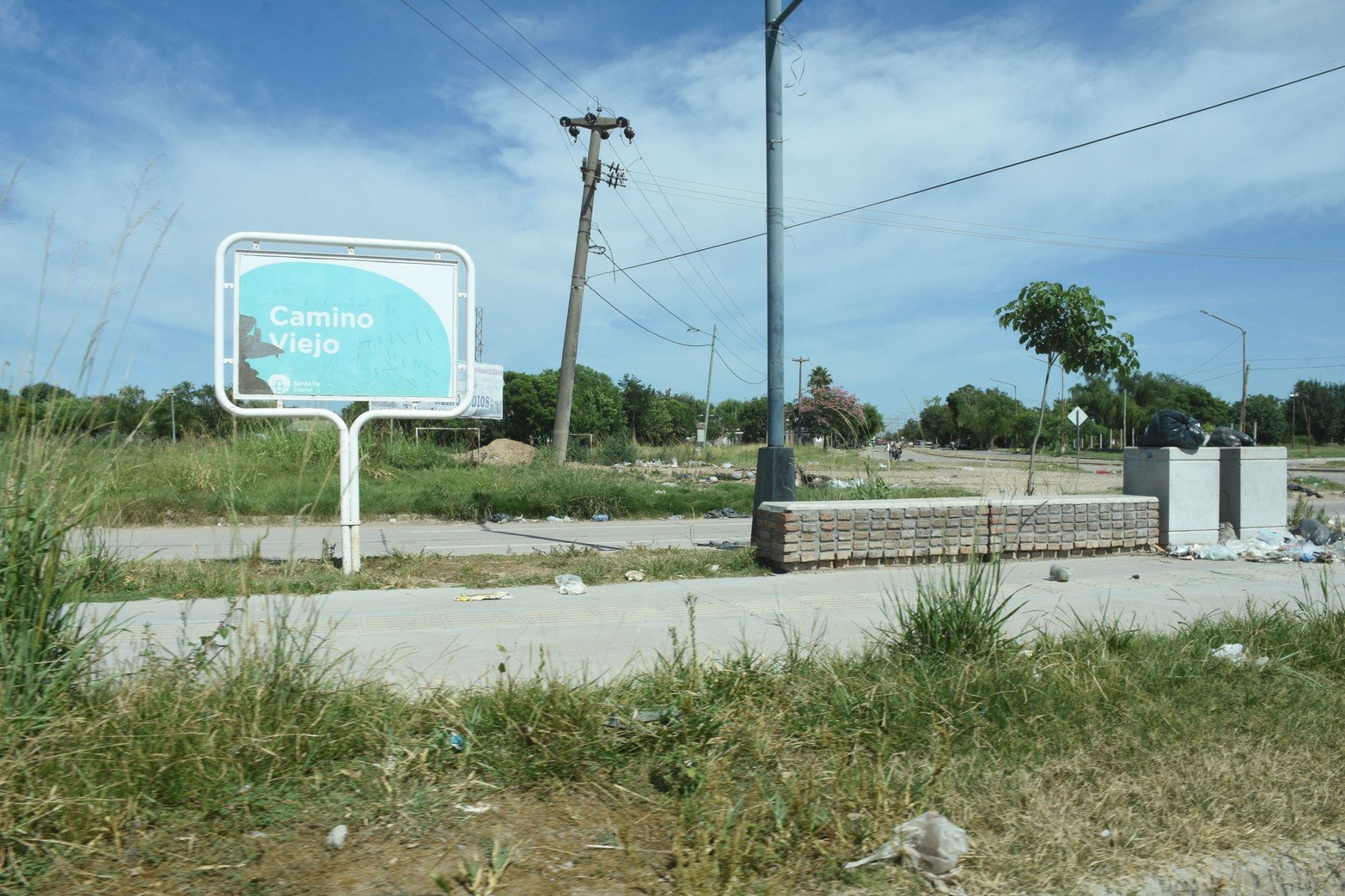 Las cavas en barrio Los Troncos son varias. También los terrenos baldíos. Y en ambos casos un denominador en común: la basura, pero basura en grandes cantidades