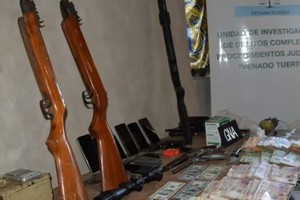 Parte de los elementos secuestrados durante el operativo.