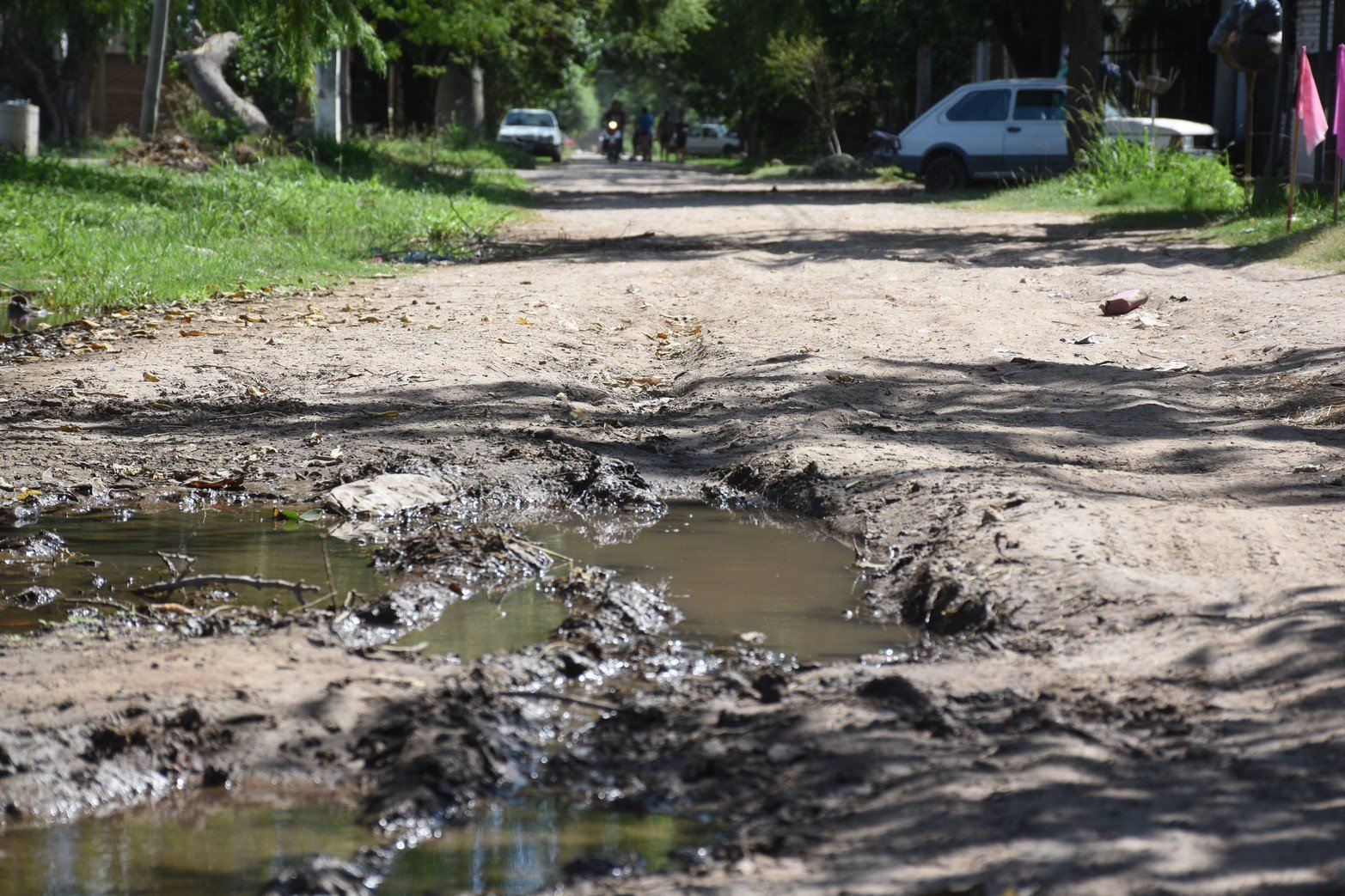 El mal estado de las calles es el argumento que plantean desde la empresa cuando algún vecino pregunta a los recolectores que sí circulan por otros sectores del barrio, sobre todo los pavimentados, por qué no se llevan la basura de calle Azcuénaga. 