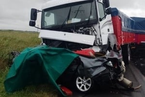 El BMW impactó frontalmente contra un camión Mercedes Benz, cuando llovía intensamente en el sur de Córdoba.