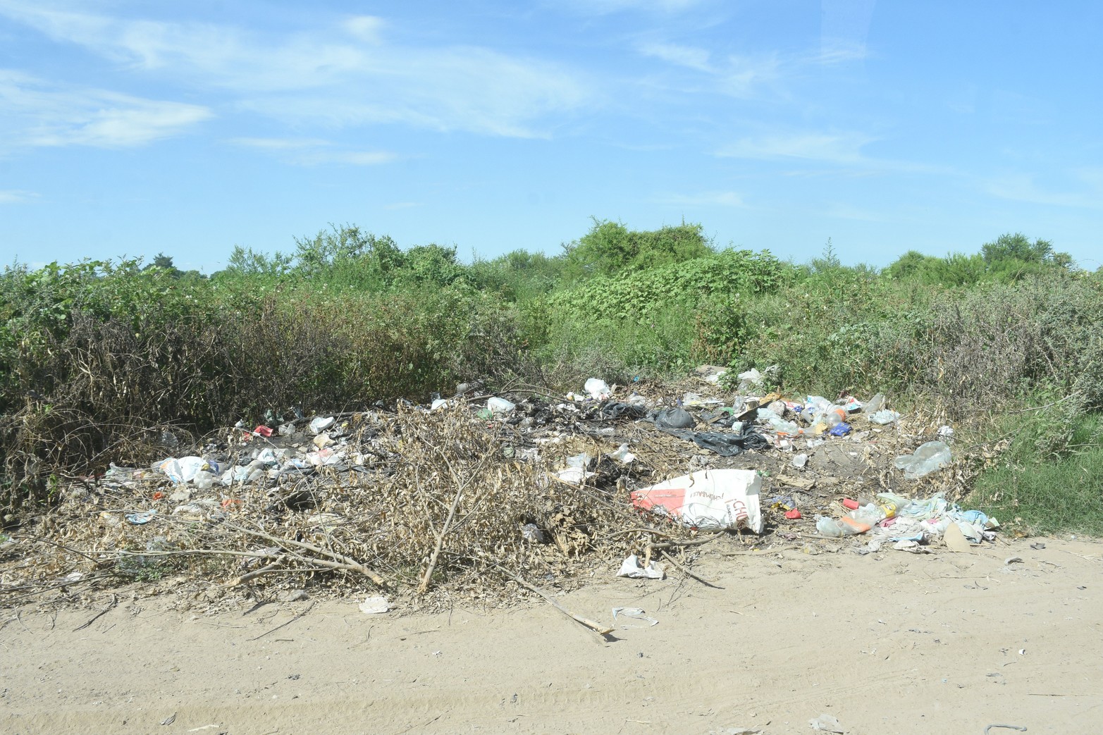 Baldíos y cavas que la gente utiliza para dejar sus desperdicios. 