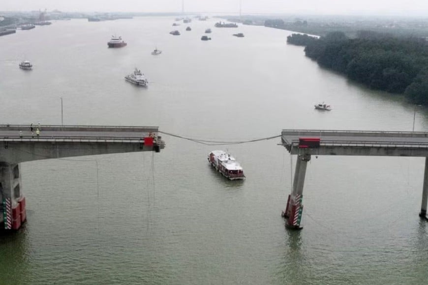 Medios locales señalaron que un lateral del barco golpeó uno de los soportes de la infraestructura