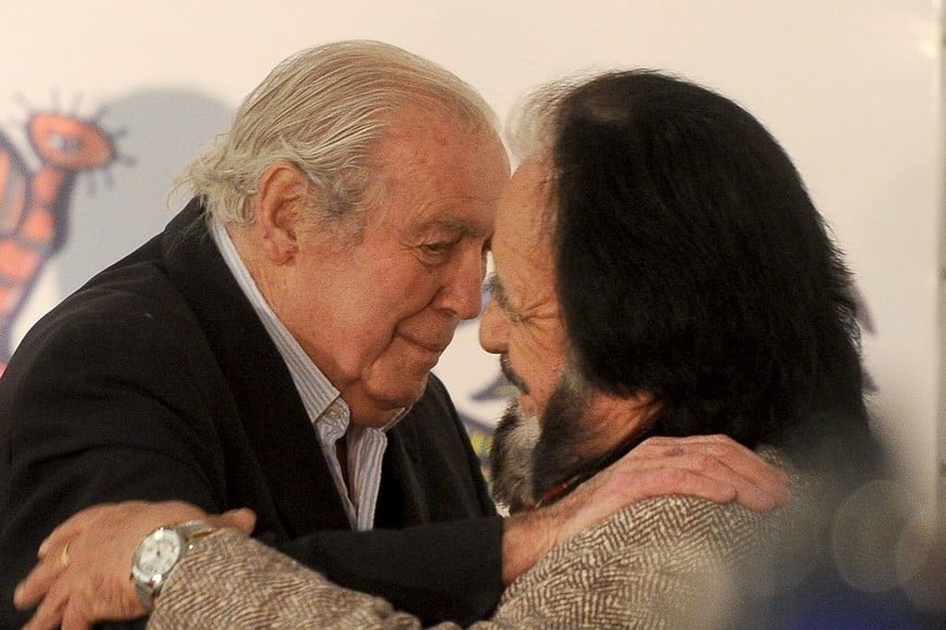 Páez Vilaró con el santafesino Horacio Guarany. Foto: Télam / Archivo