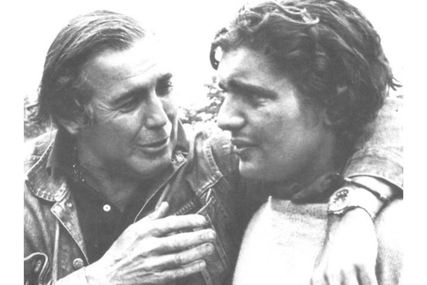 Páez Vilaró junto a su hijo, uno de los supervivientes de la Tragedia de los Andes. Foto: Archivo