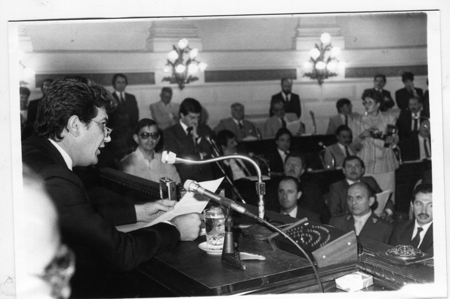 Mensaje a las Cámaras legislativas durante su mandato. Atrás, el periodista Tomás Rodríguez.