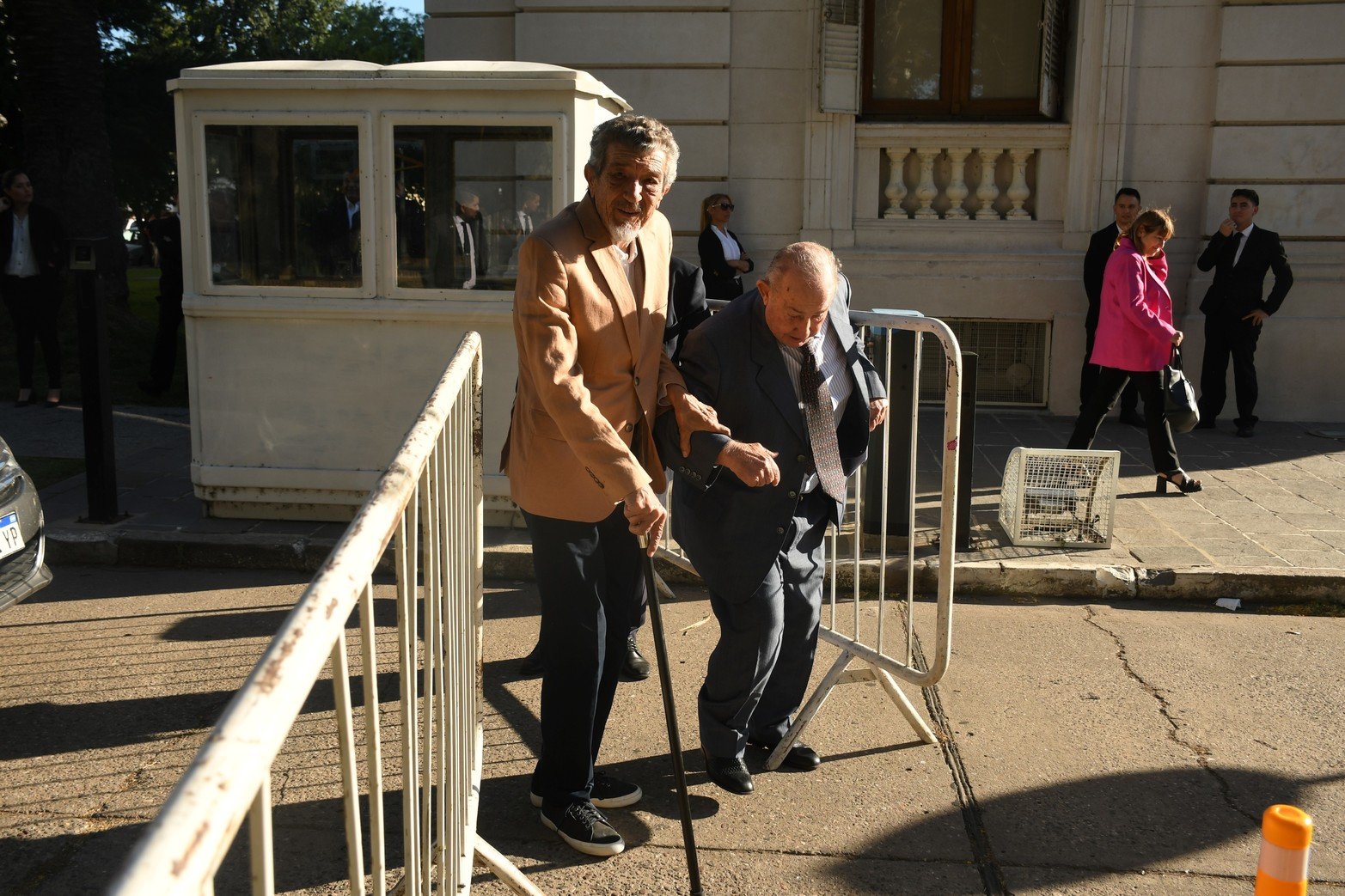 Asunción del gobernador Maximiliano Pullaro, en Legislatura, caminando por General López.