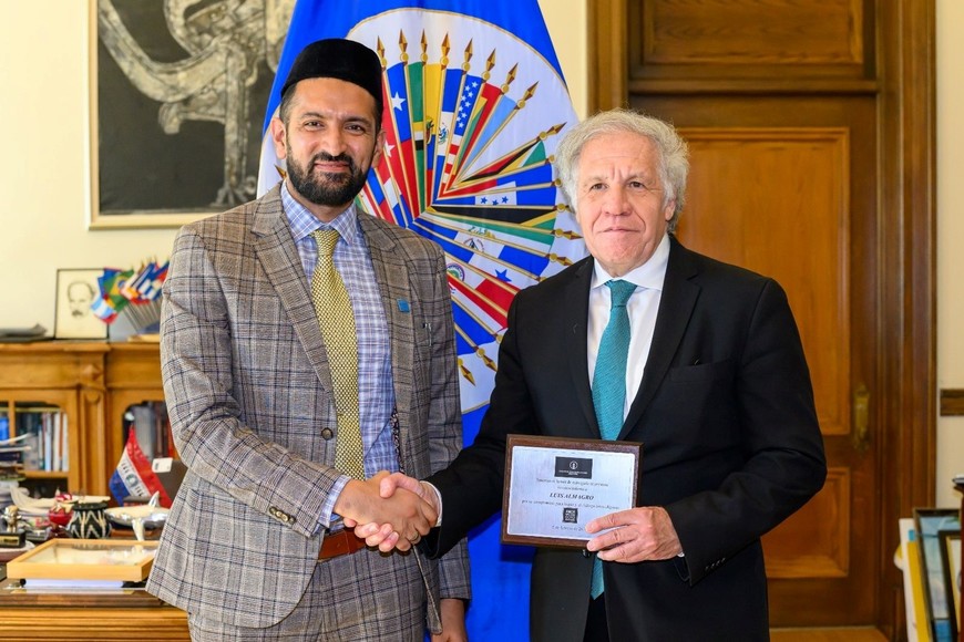 El imam Marwan Sarwar Gill (Comunidad Ahmadía) entrega un reconocimiento al anfitrión, Luis Almagro.