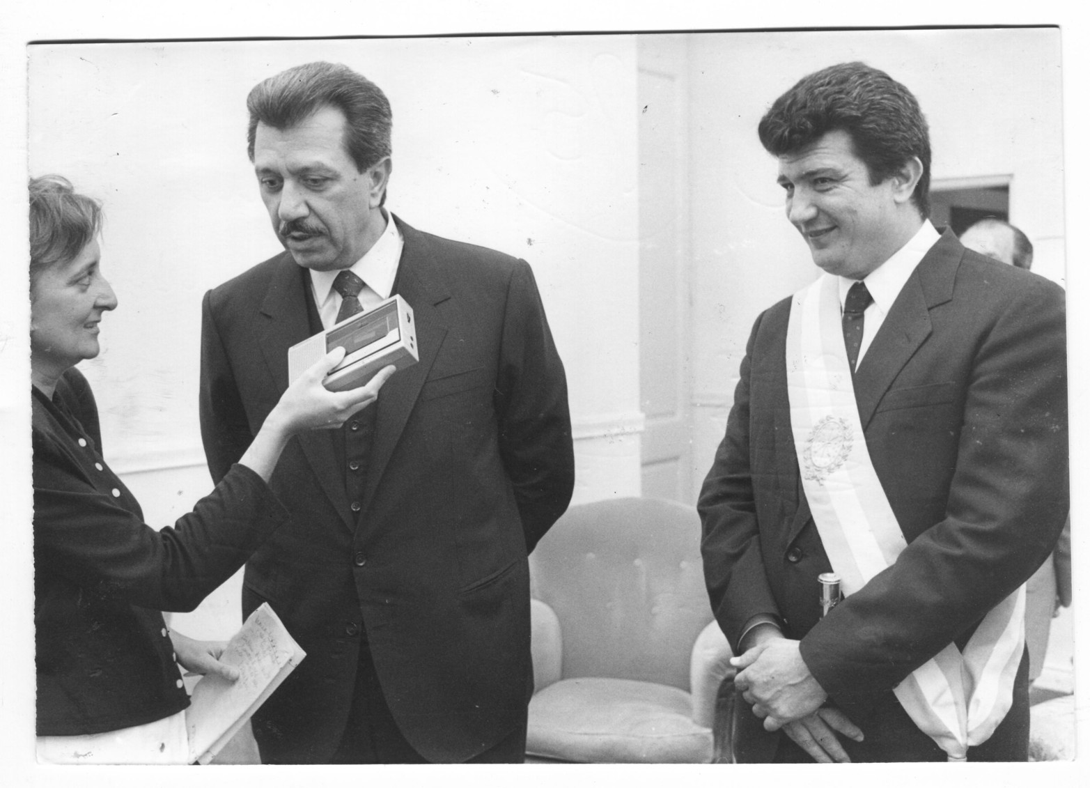  En 1987 Santa Fe volvía a elegir a un gobernador justicialista, Reviglio. La periodista y columnista de El Litoral Teresa Pandolfo entrevista al gobernador entrante y el saliente Vernet, en la Casa Gris.