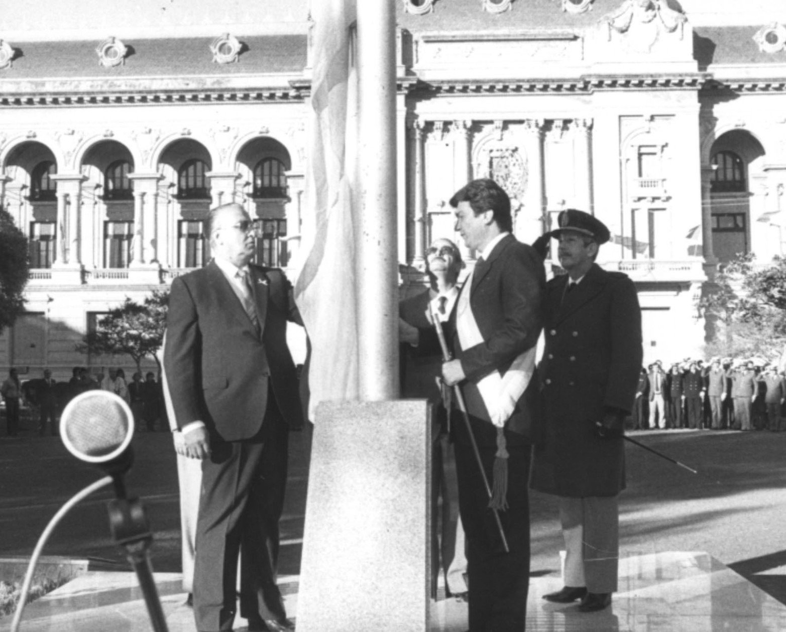 Junto al entonces vicegobernador Carlos Aurelio Martínez y el intendente Tomás Camilo Berdat. El primer gobernador santafesino tras la recuperación de la democracia recuperó el uso de la Bandera Tricolor de Santa Fe, además de agregar la inscripción “Provincia Invencible”, ambas instauradas por el Brigadier López.
