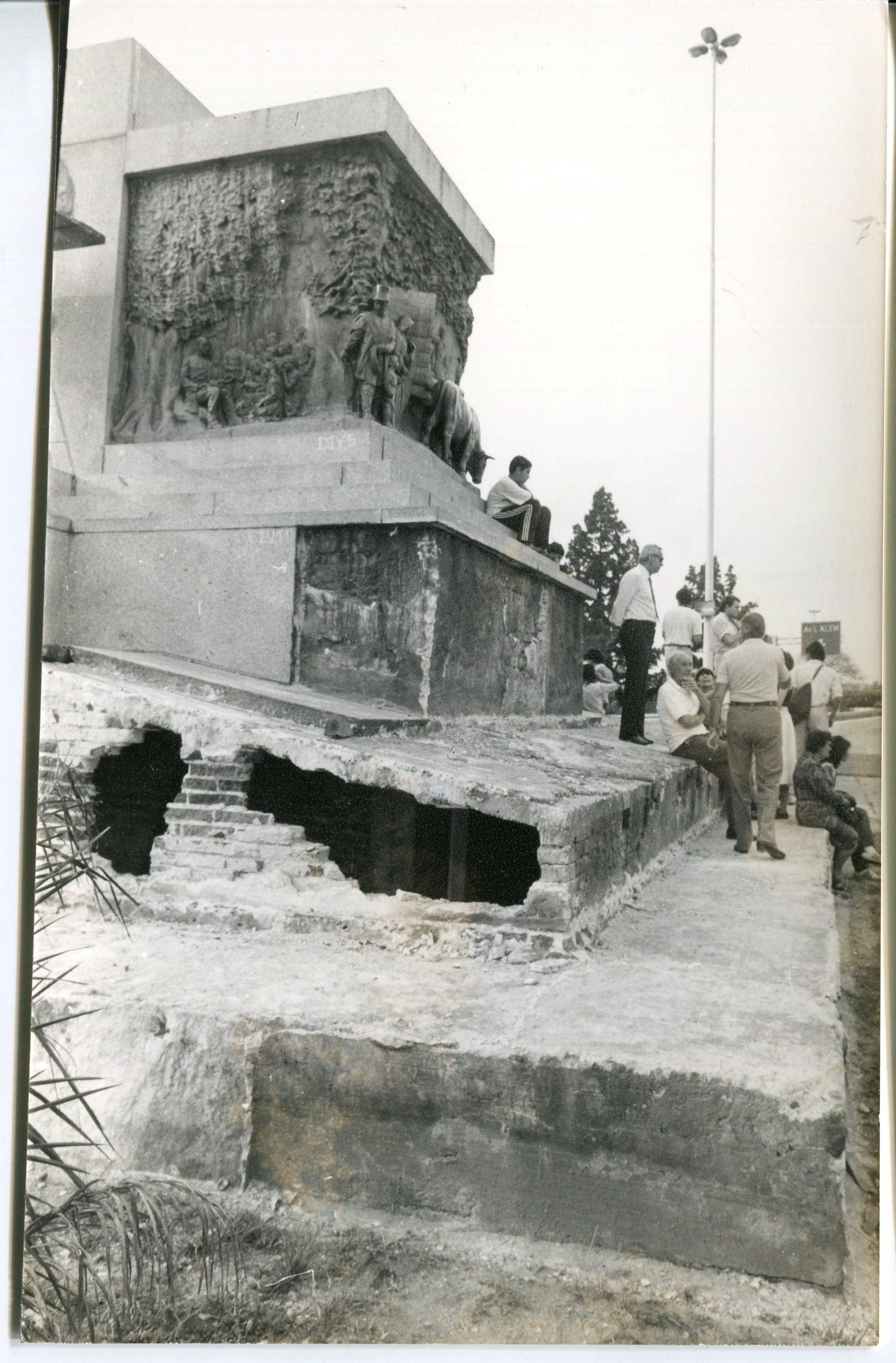 En su ímpetu fundacional para con la recuperación de símbolos de Santa Fe, Vernet inició con aval de la Municipalidad, el traslado a la Plaza 25 de Mayo del Monumento al Brigadier López ubicado en la cabecera de la Costanera que se remata en el otro extremo, nada casualmente, con la figura de Artigas. Se llegó a destrozar el magnífico pedestal que es parte del conjunto ecuestre pero se desató un movimiento de oposición de la ciudad de Santa Fe que terminó con el proyecto. El Litoral lideró esa corriente en la opinión pública.