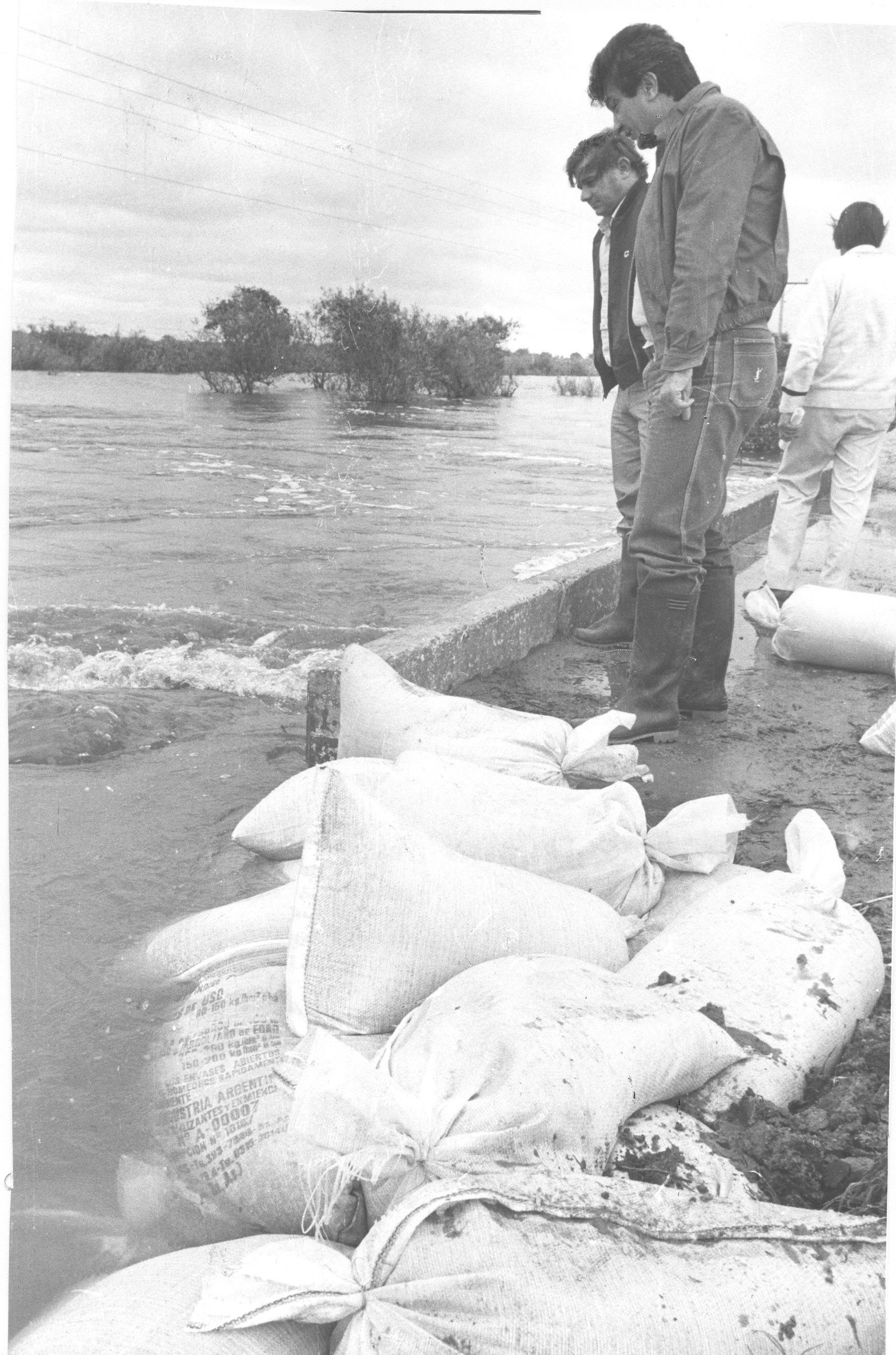  La inundación de 1986 dañó el puente de la localidad de Los Amores, en el departamento Vera.
