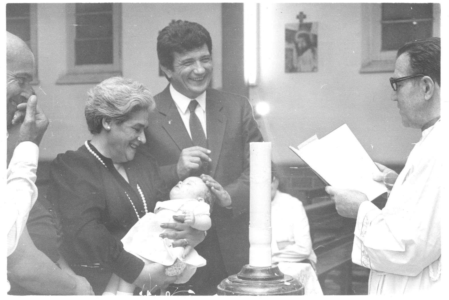 El gobernador, en representación del presidente, como padrino de un séptimo hijo varón en su bautismo. (Una norma de principios de siglo buscó con esa distinción eliminar el estigma causado por la leyenda del Lobizón).