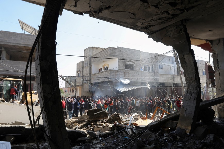 Palestinians gather at the site of an Israeli strike on a house, amid the ongoing conflict between Israel and Hamas, in Rafah, in the southern Gaza Strip February 24, 2024. REUTERS/Ibraheem Abu Mustafa