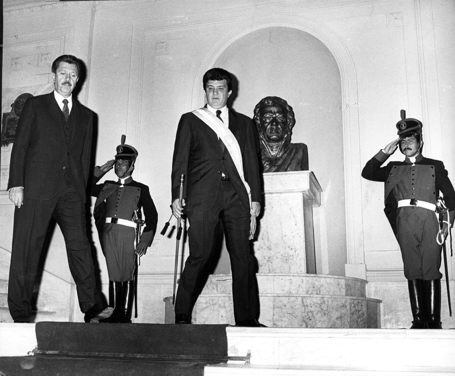 El gobierno de José María Vernet sufrió, además de los embates propios de la grave crisis económica, problemas derivados de las internas del propio justicialismo santafesino. La transición con su sucesor fue sin embargo ordenada, le entregó el bastón de mando al también peronista Víctor Félix Reviglio, su ministro de Salud