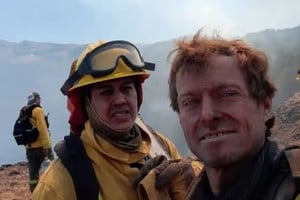 Los bomberos Cravero y Maciel en medio de su intenso trabajo en tierras patagónicas. Créditos: Bomberos Voluntarios de Romang.