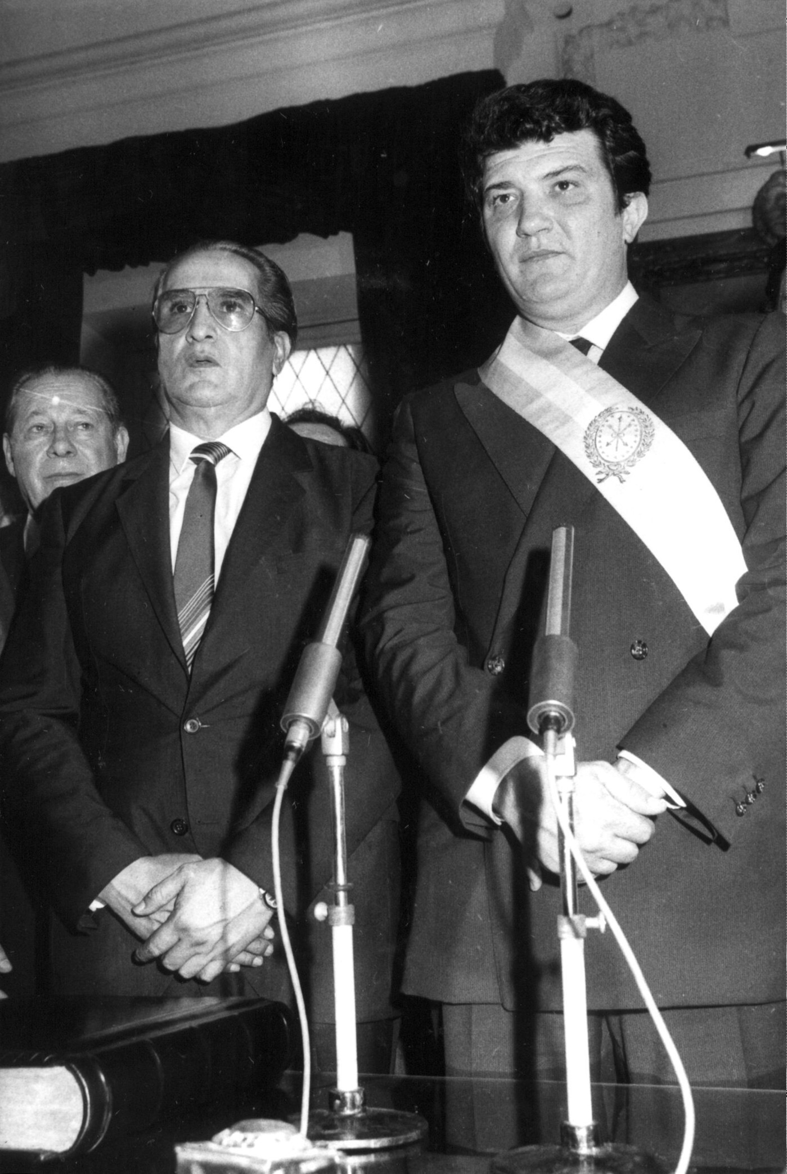 Acto de asunción del gobernador y vice, en 1983.
