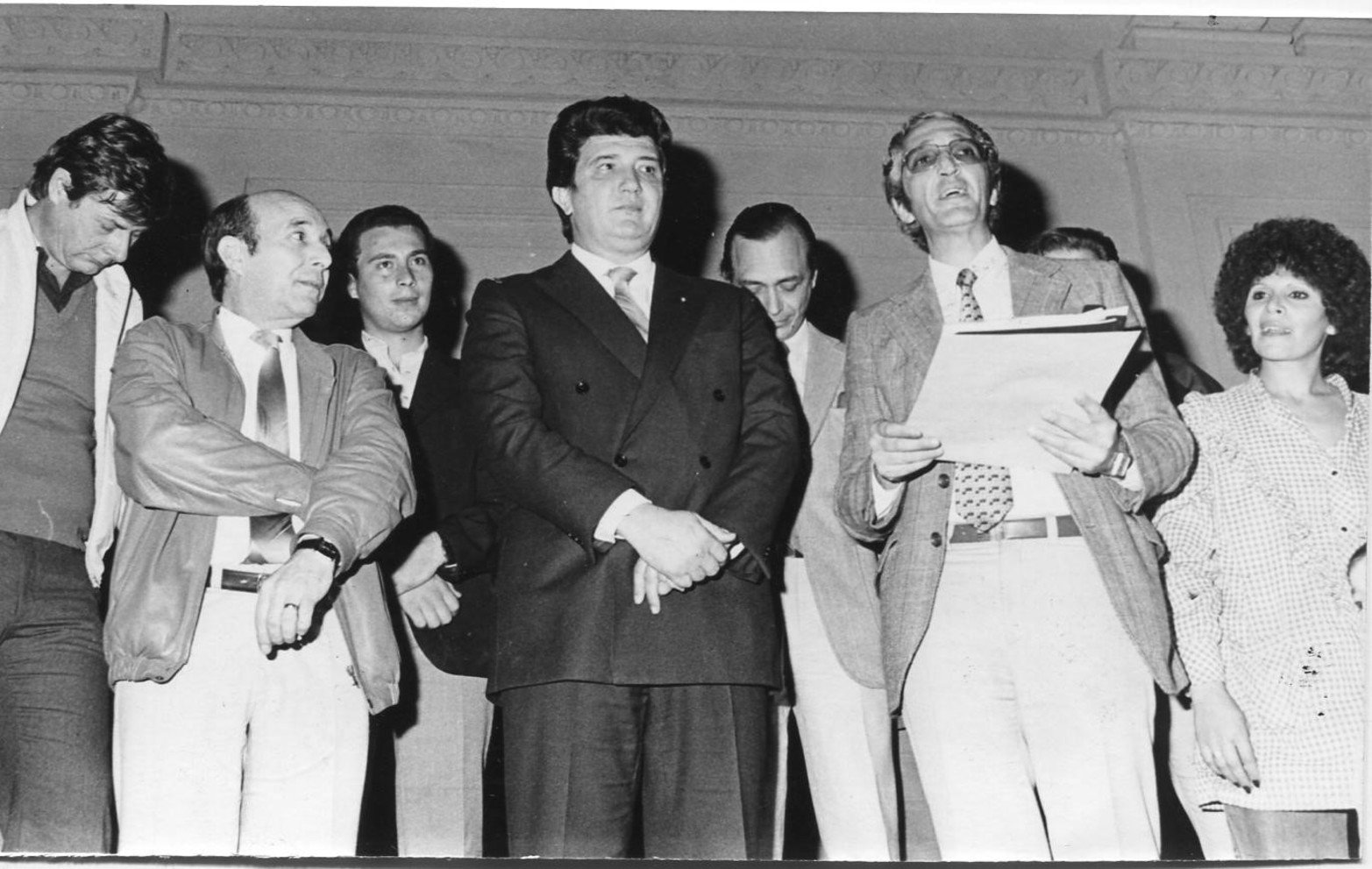 El gobernador Vernet le entrega el primer convenio colectivo de trabajo al entonces titular de la UPCN, Alberto Maguid. Está junto a Saz de Larrechea, Jorge Molina y Graciela Torres. Atrás Jorge Fernández, secretario general de la gobernación.