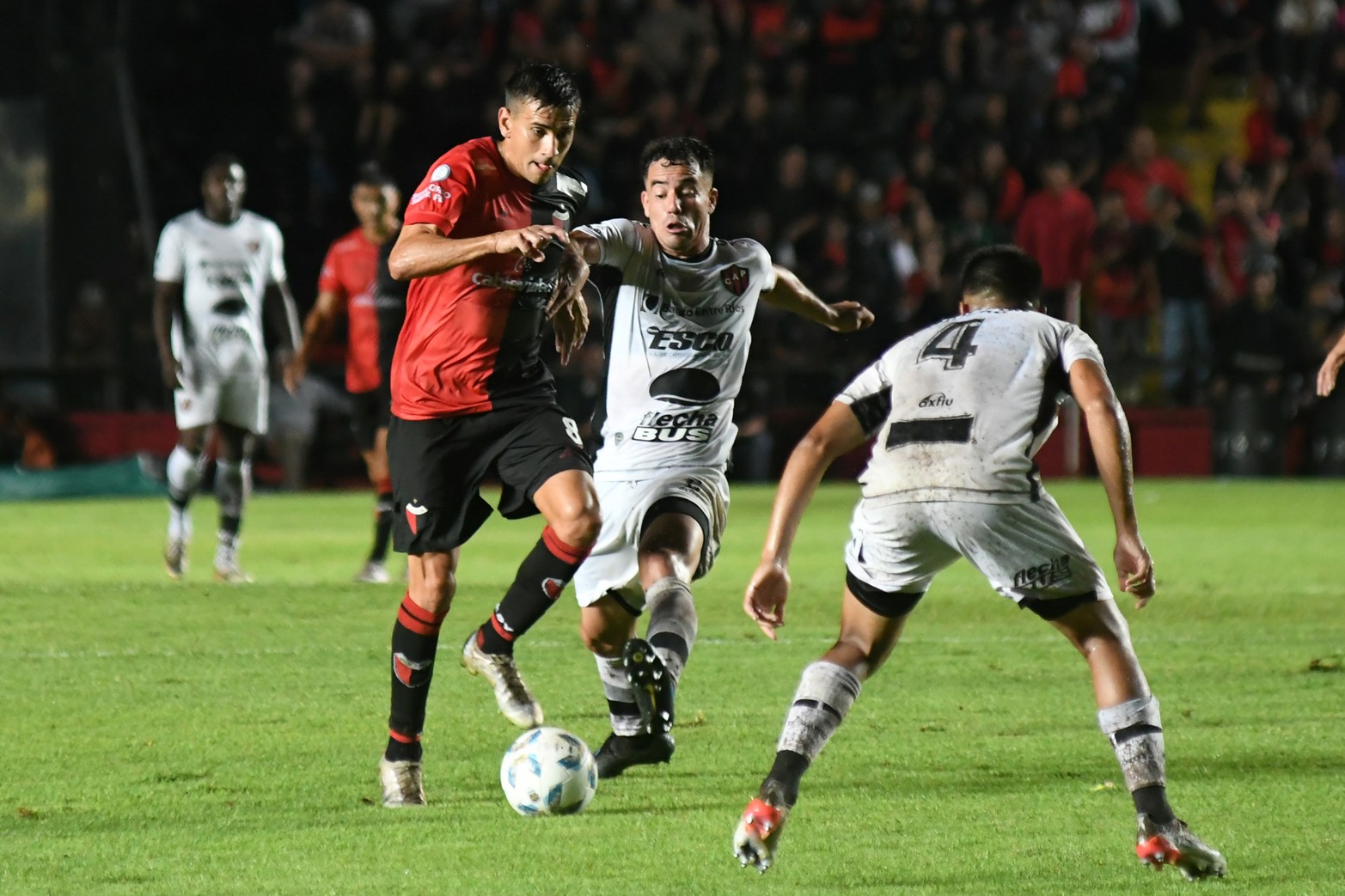 El “Sabalero” impuso su jerarquía y venció al conjunto entrerriano por 4 a 0 en el estadio Brigadier López.