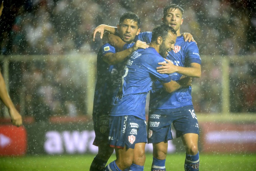 Unión goleó a Independiente de Rivadavia 4 a 1