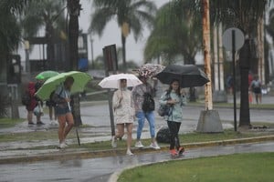 Los paraguas predominaron entre los transeúntes que se animaron a recorrer las calles de la ciudad en la inestable jornada de este domingo. Foto: Flavio Raina.