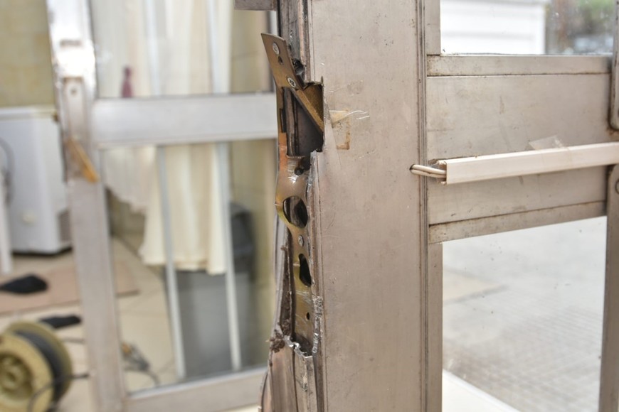 Los daños en el negocio ubicado en Francia y Lisandro de la Torre. Crédito: Mauricio Garín.