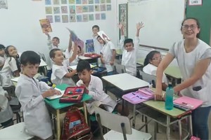 La "seño" Olga junto a sus alumnos. Crédito: Gustavo Capeletti.