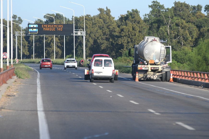 Los ataques a los automovilistas siguen ocurriendo en distintos tramos de la autopista Santa Fe-Rosario. Crédito: Mauricio Garín