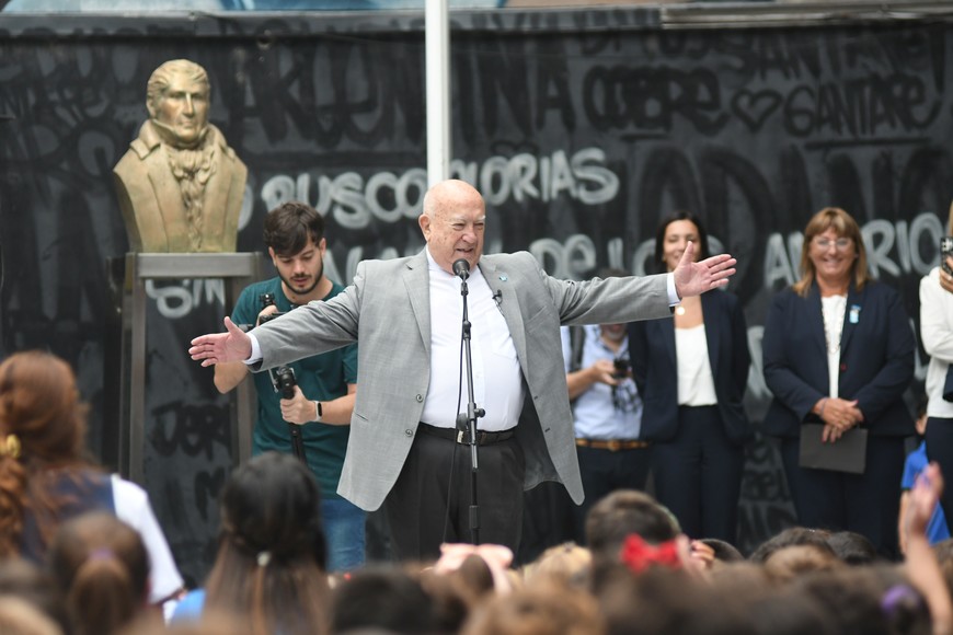 Juan José Sagardía, presidente de la Mutual Jerárquicos, fue uno de los encargados de inaugurar el ciclo lectivo en el Centro Educativo con un discurso. Foto: Flavio Raina.