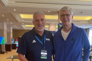 Rubén Rossi junto al histórico Arsene Wenger, una de las personalidades más importantes que tiene la Fifa en su objetivo de desarrollar el fútbol en todo el mundo. La foto fue tomada durante el Seminario en Doha.