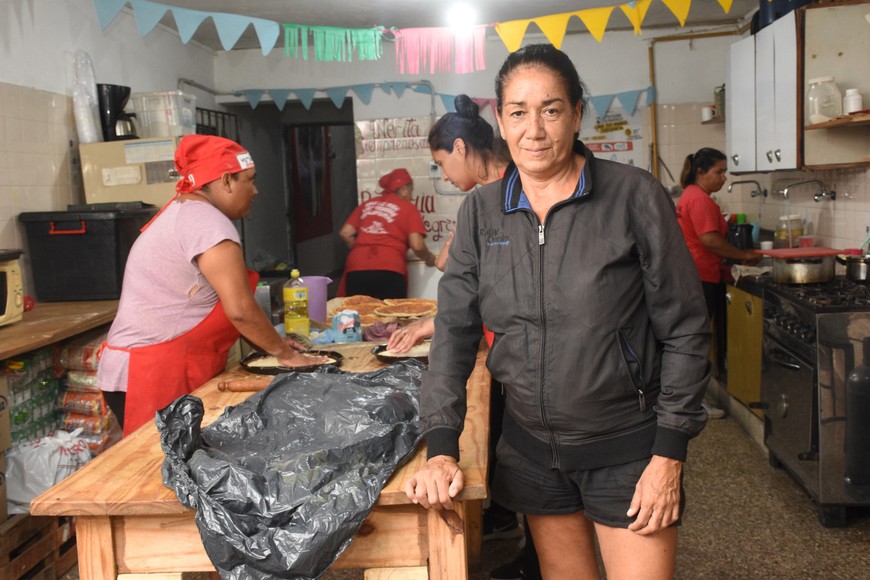 María Claudia Albornoz, referente de La Poderosa, dijo que fue grande el golpe por la eliminación de los módulos alimentarios nacionales. Ese comedor se sigue sosteniendo con la "tarjeta institucional" de Provincia y donaciones particulares "pero hay otros que no tienen esa ayuda", indicó. Crédito: Mauricio Garín