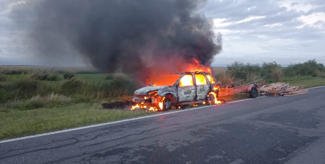 Se incendió un auto en plena Ruta 62 a la altura de Cayastacito