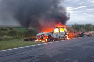 El automóvil afectado por las llamas.