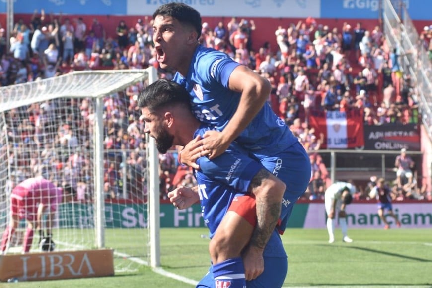 Joaquín Mosqueira se trepa a Nicolás Orsini en el agónico festejo del gol del delantero en el partido del año pasado en Santa Fe. Crédito: Flavio Raina.