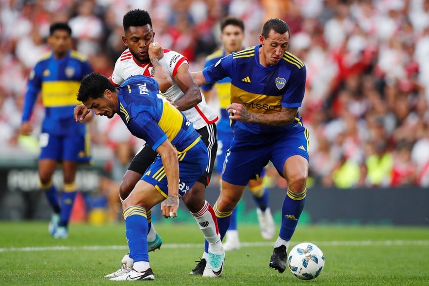Soccer Football - Primera Division - River Plate v Boca Juniors - Estadio Mas Monumental, Buenos Aires, Argentina - February 25, 2024
Boca Juniors' Jorge Figal and Cristian Lema in action with River Plate's Miguel Borja REUTERS/Cristina Sille